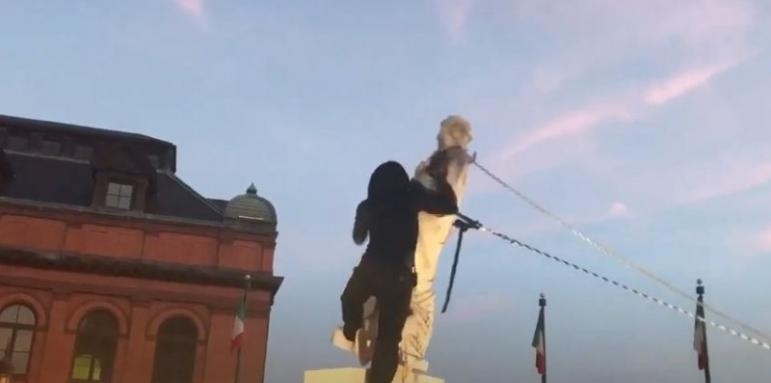 Протестиращи хвърлиха в морето статуята на Колумб 
