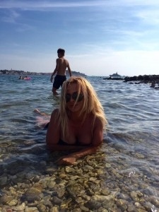 Фолкдивата Юнона се напича на плажа (снимка)