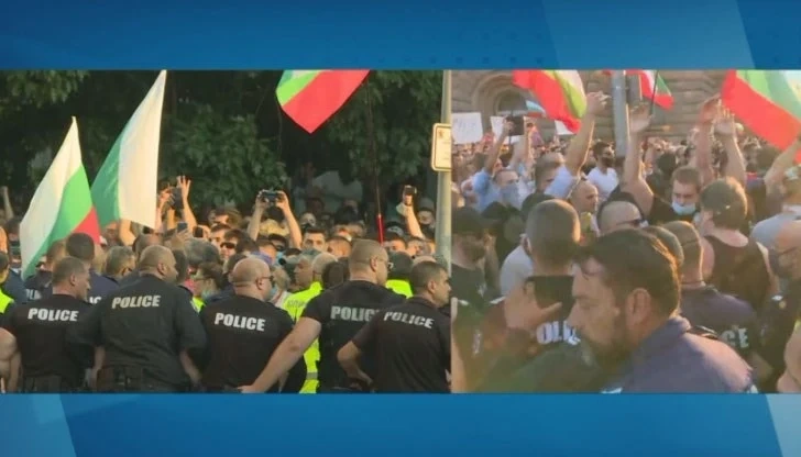 Напрежение между двата протеста!