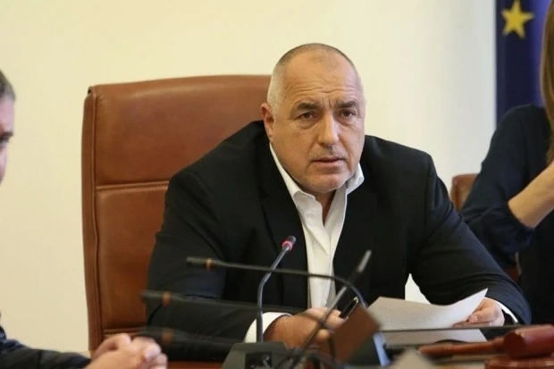 Борисов раздава пачки с пари на държавните служители