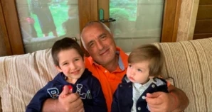 Борисов пусна снимка с внучето си