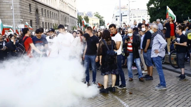 Протестиращи потрошиха кола
