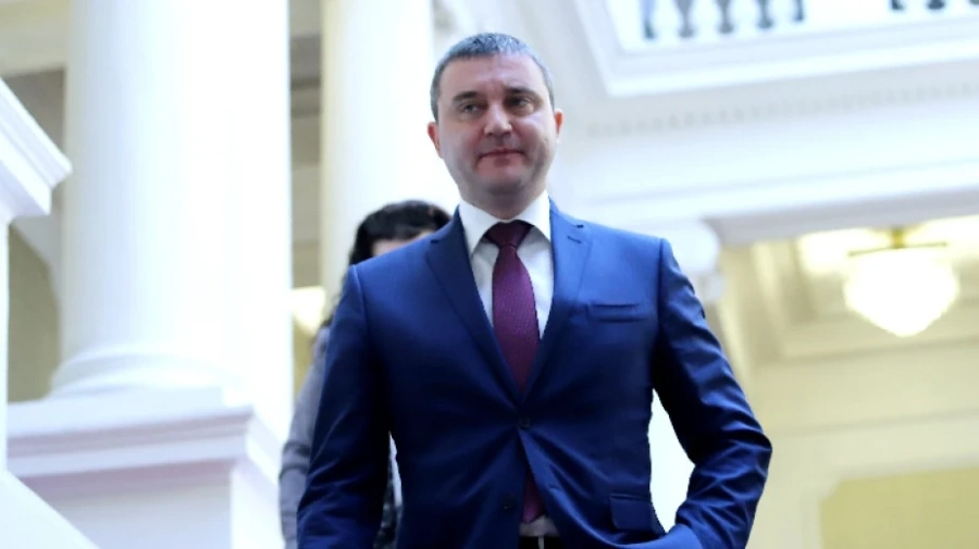 Горанов: Правителството не обмисля оставка