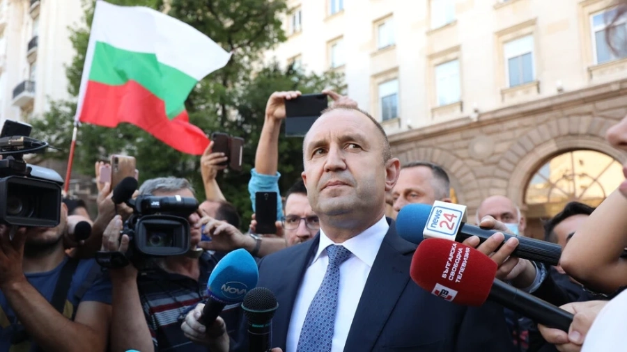 Президентът Радев се присъедини към протестиращите