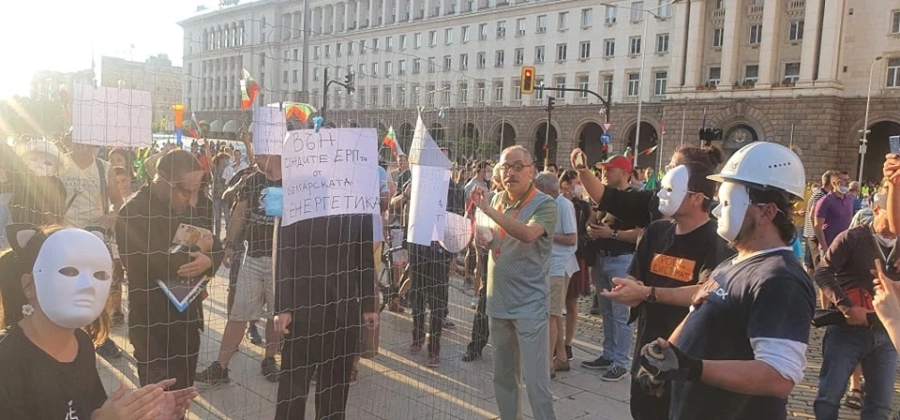 Протестиращи  се оградиха с мрежа