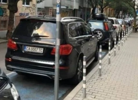 Тити Папазов пак нагъл: Паркира на инвалидно място