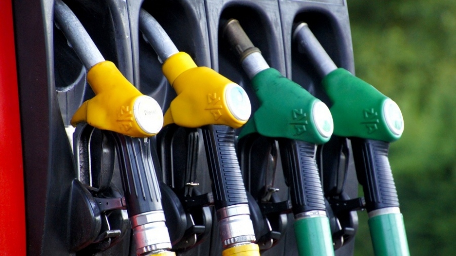 Цените на горивата ще се задържат под    2 лева за литър през август