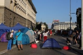 Блокадата на кръстовища в София продължава