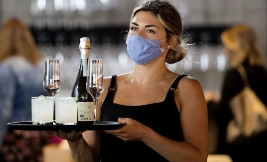 Асоциация на заведенията: Искаме служителите ни, работещи на открито, да са без маски
