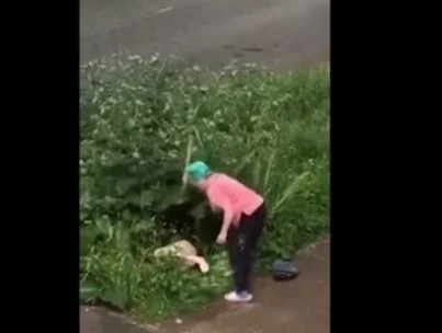 Секс в храстите възмути жена, наби палавниците с цепеница (ВИДЕО)