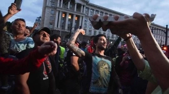 Протестиращи замерваха сградата на Министерски съвет с яйца  (СНИМКИ)