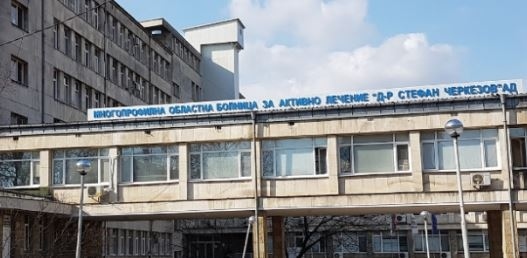 Братът на починалия абитуриент от коранавирус във Велико Търново е в болница