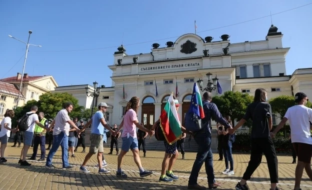 Протестиращите направиха жива верига около парламента
