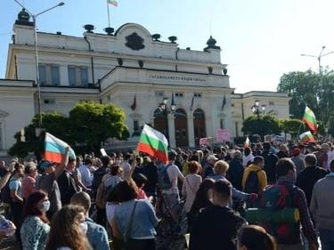 “Айриш таймс”: Мощни олигархични групировки са превзели България
