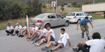 Протестиращи, обковани във вериги, опитаха да блокират Е-79