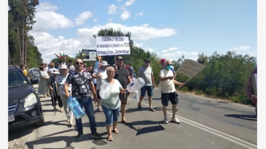 Протестиращи блокираха пътя Златни пясъци - Кранево