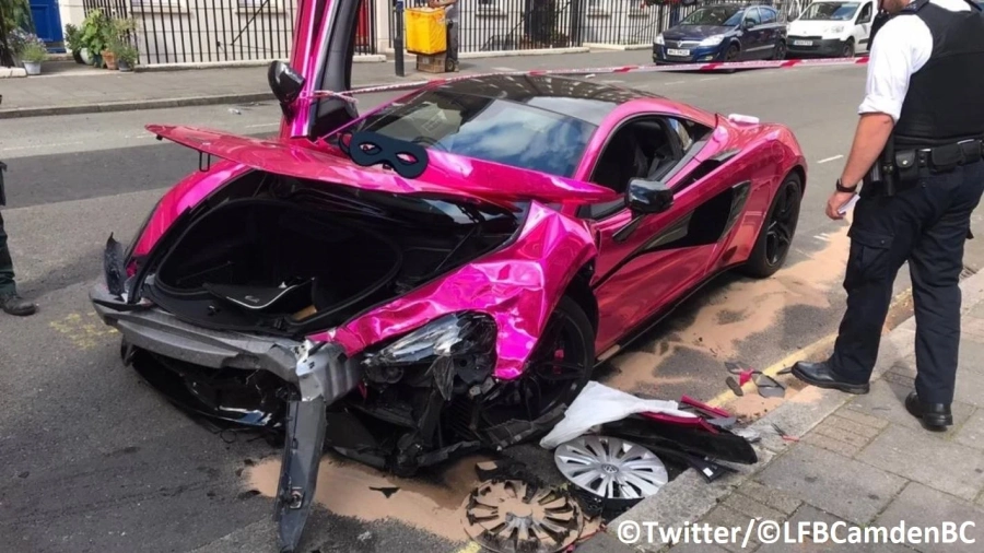 Розов McLaren катастрофира тежко в Лондон 