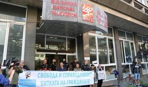 Протестиращи блокираха БНТ