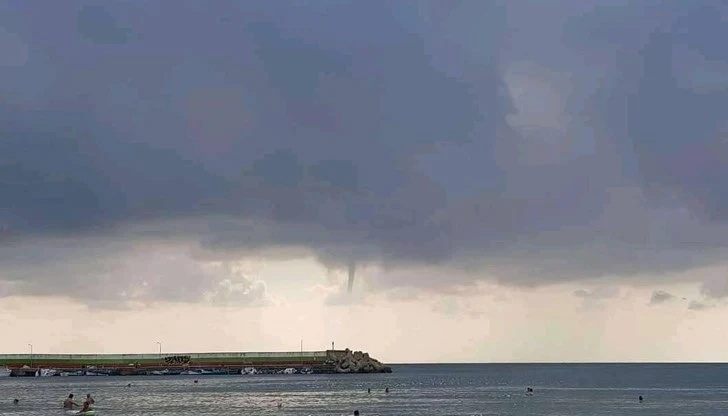 Водно торнадо забелязано край Китен 