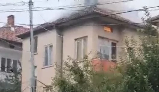 Мълния удари къща в Мездра и я подпали (СНИМКА)