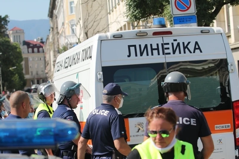 16 души са хоспитализирани след сблъсъците на протеста в София (видео)