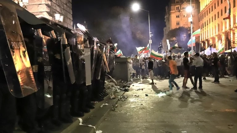 Испанският вестник ABC описва протестите в София като организирани от Румен Радев и Васил Божков