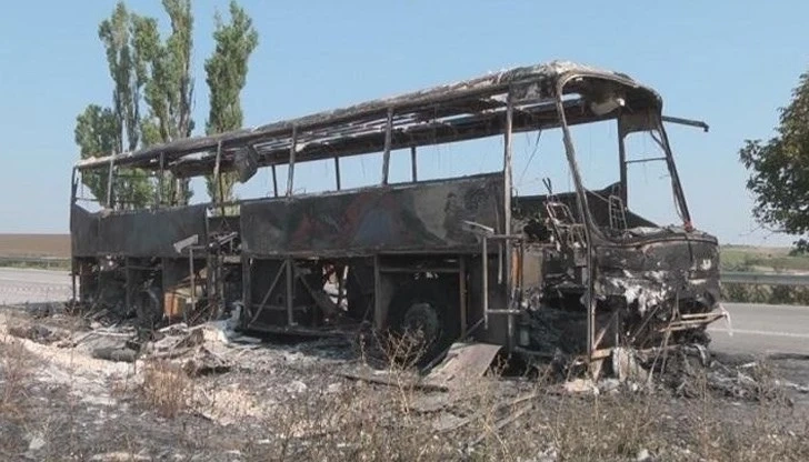 Автобус с военни се запали и изгоря на пътя Силистра-Варна