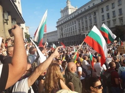 Задържаха протестиращи с водни пистолети 