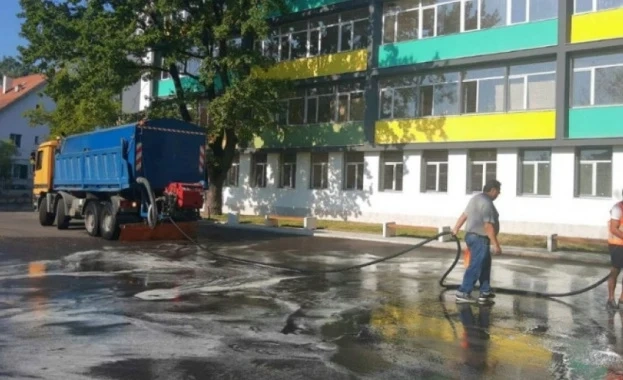 Мият усилено училищните дворове преди 15 септември