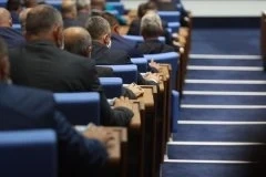 Протестиращи отказват да напуснат парламента. Искат оставките на Борисов и депутатите