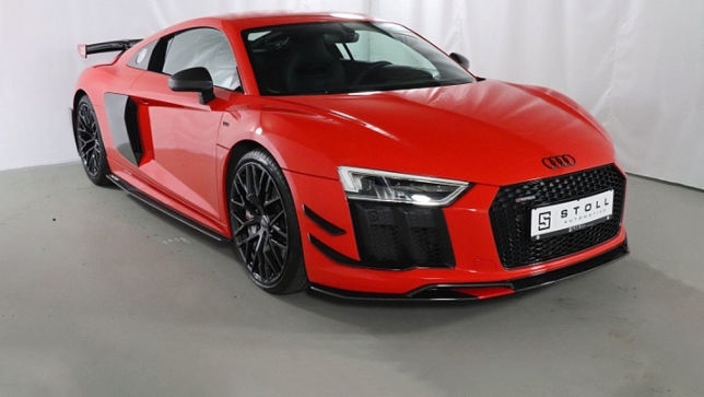 Тунинговано Audi R8 грабва погледите 