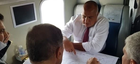 Борисов инспектира с хеликоптер строежа на \