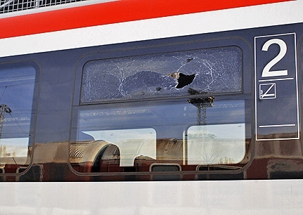 Вандали хвърлят камъни по насрещно преминаващи влакове 