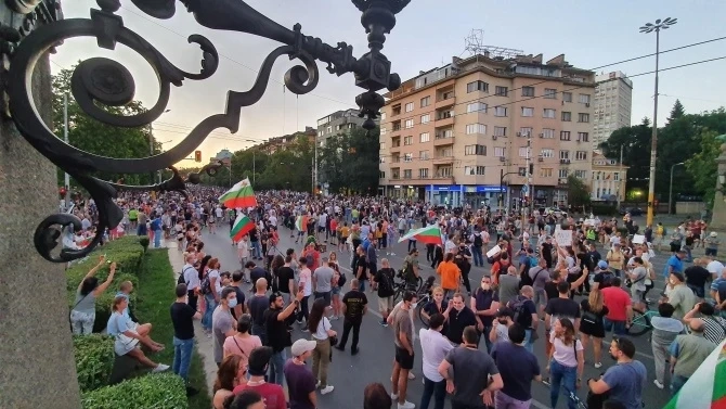 Митинг-концерт блокира Орлов мост