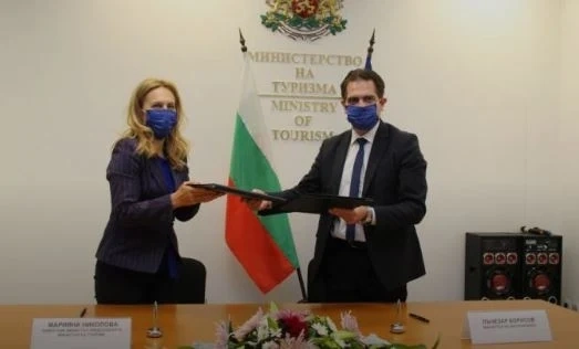 Подписаха договора за помощ за туроператорите