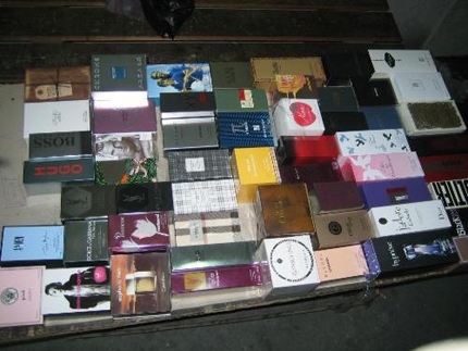 Митничари конфискуваха 70 000 нелегални парфюма от Турция