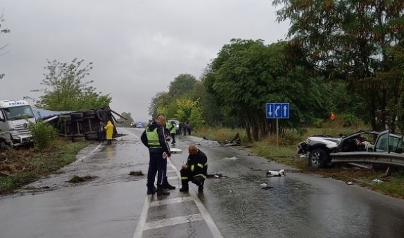 Мъж и жена загинаха в тежка катастрофа с камион на пътя Русе – Варна