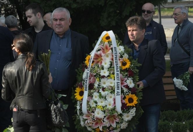 Десетки изпратиха ген. Любен Гоцев в последния му път. Маджо също се появи с маска на погребението (СНИМКИ)