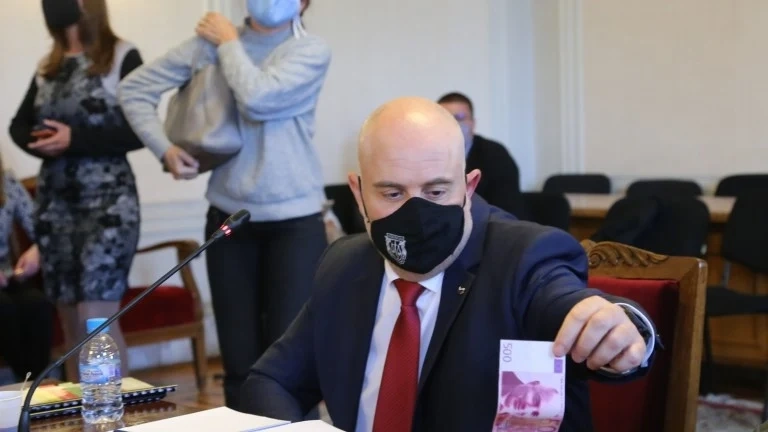 Мъж замери главния прокурор с фалшиви банкноти