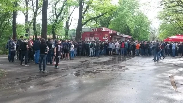 Дълга опашка се вие на ст. \