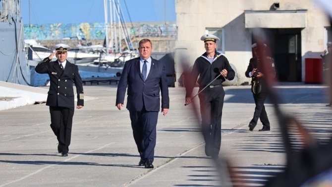 Каракачанов: До дни ще бъде подписан договорът за новите кораби