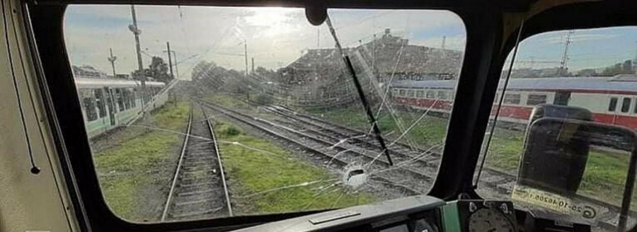 Вандали атакуваха влак с камъни