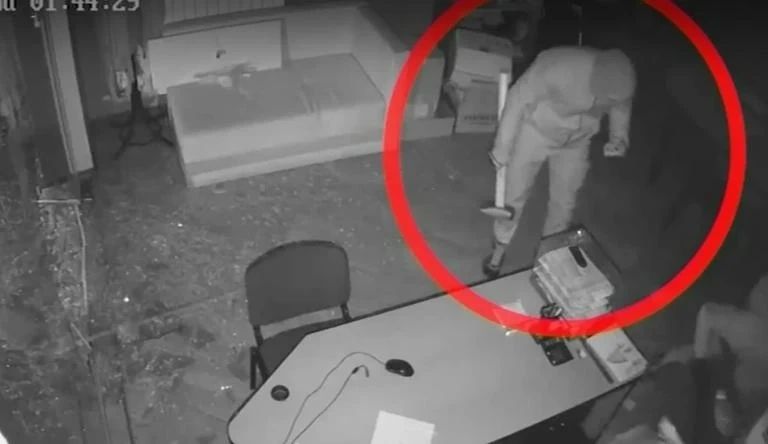 Обир с чук във фирмен магазин в столичен квартал