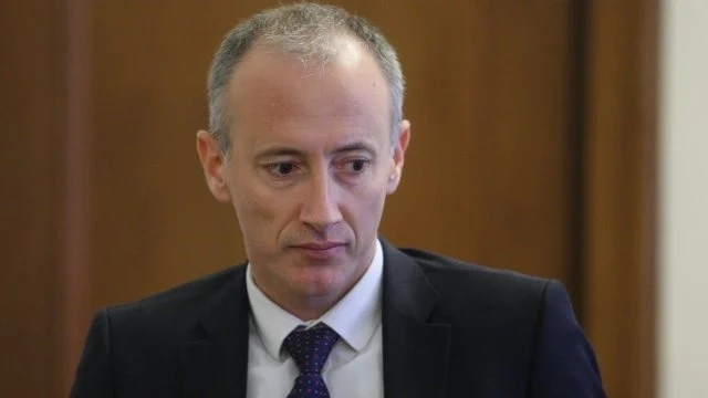 Министър Вълчев: Маски в двора на училището при смесване на паралелките