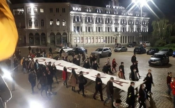 Студенти блокираха движението пред СУ в 106-ия ден на протеста