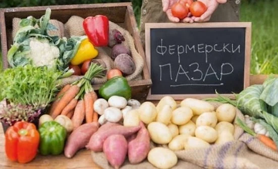 Зеленчуците и плодовете на сергията с име и адрес на фермера и нивата му