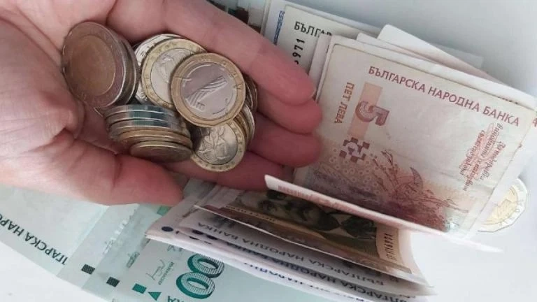 Изплащат пенсиите и добавките към тях