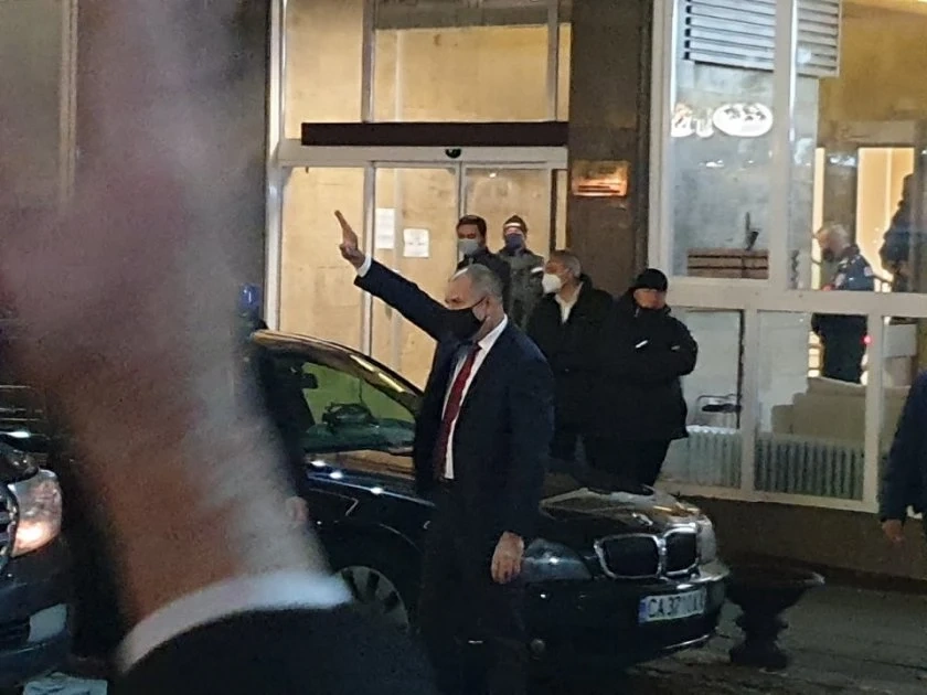 Протестиращи посрещнаха Радев пред сградата на БНТ