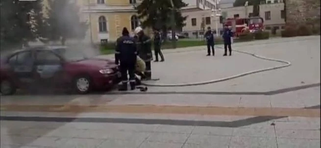 Врачанин подпали колата си пред общината 