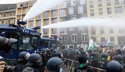 Стотици задържани на протеста в Берлин срещу Covid мерките
